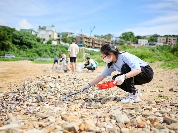 曾嘉恩与退休长者一起到西贡相思湾清理海滩垃圾。