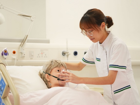 香港都會大學提供很多資源給護理系學生，協助他們掌握專業技能。