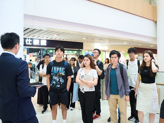 A Link representative gives HKU students an introduction to Kai Tin Shopping Centre. 