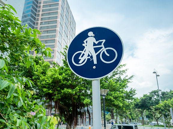  The cycle path in Siu Sai Wan Road Garden is designated for children to practise riding 