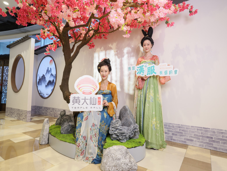 “A Date with Hanfu” has become the most popular photo spot in Temple Mall.