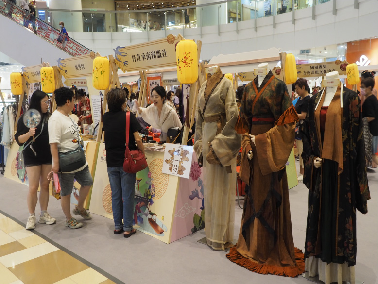 Local visitors are very interested in different kinds of Hanfu.