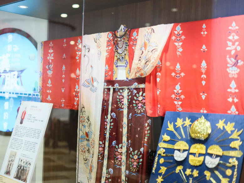 The event showcases three historically significant restored Hanfu pieces.