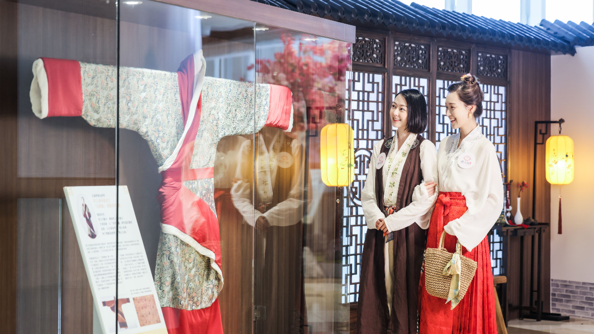 Hanfu, traditional Chinese clothing, and the young people in Hong