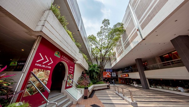 ​領展在香港設施管理學會舉辦的「卓越設施管理獎2015」中取得驕人成績。良景廣場、及H.A.N.D.S街市獲頒商場組別的卓越獎，而尚德廣場及沙角商場則獲優秀獎。