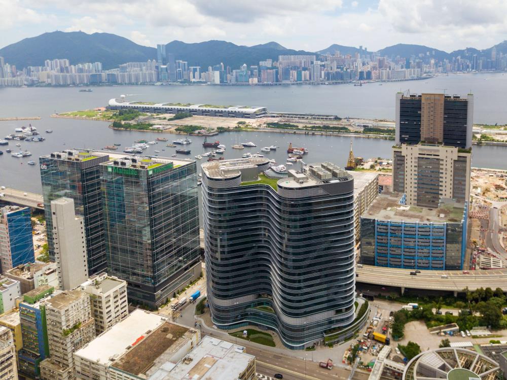 正式迁入自行发展的香港总部 – 海滨汇。该项目荣获2019 MIPIM Asia大奖 - 最佳绿色建筑金奖。