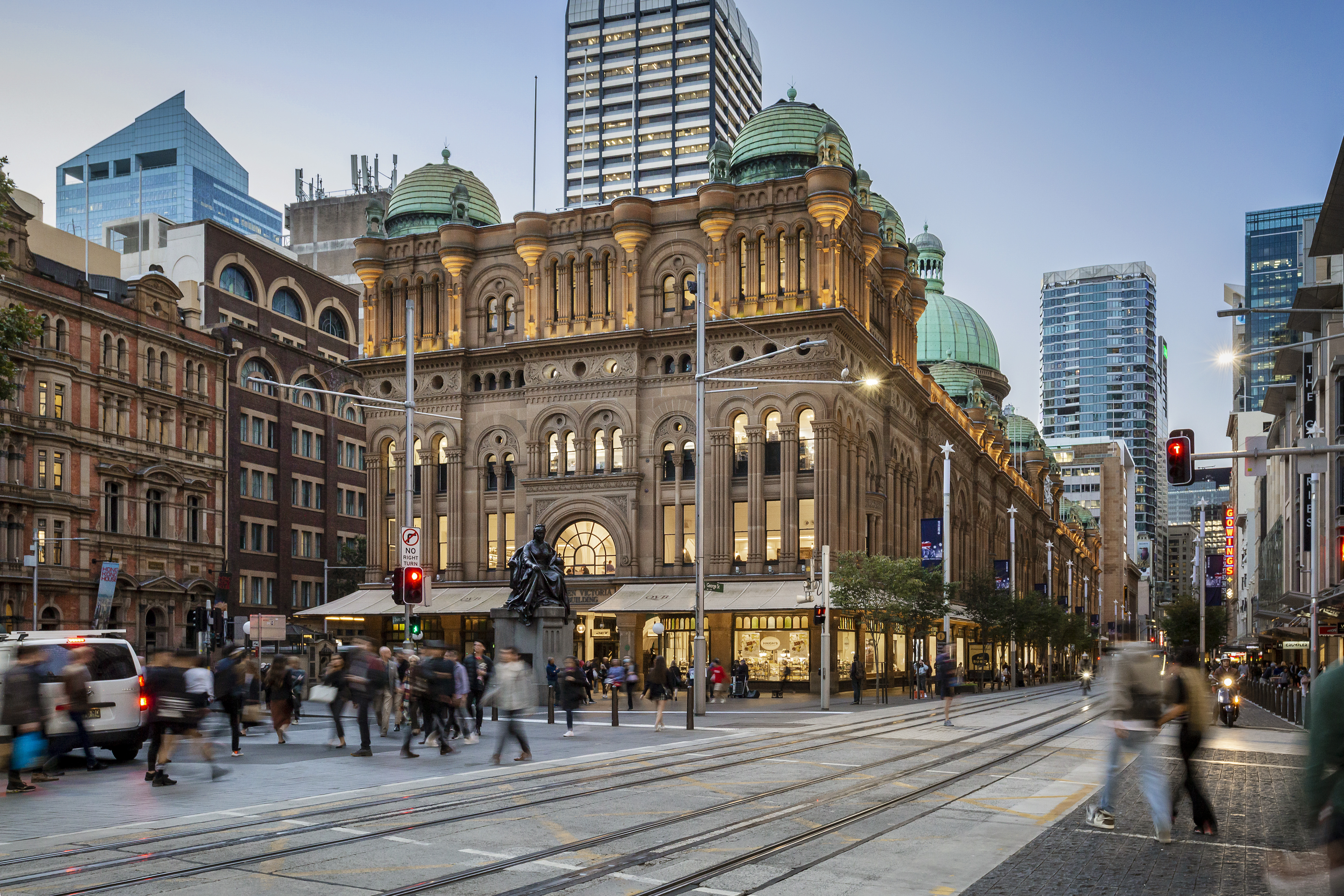 收購澳洲悉尼三個地標零售物業Queen Victoria Building、The Galeries及The Strand Arcade之50%權益。