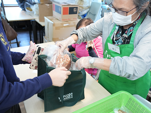 Apart from hot meals, Food Angel also distributes packaged food such as frozen meat, vegetables and noodles, providing nutritious food to families to cook at home.