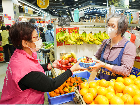 Food Angel’s food collectors go to fresh markets every evening to collect food donated by the stall owners.