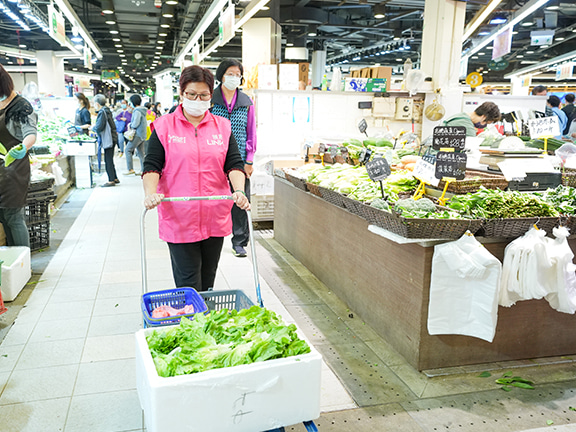 街市一直是惜食堂回收食物其中一個最主要途徑。今年10月起，領展3個天水圍街市亦加入參與惜食堂計劃。