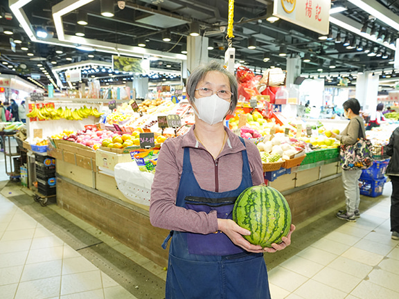 於樂富街市經營水果檔數十年的楊太，在領展與惜食堂初次合作時已參與計劃，她認為活動很有意義。