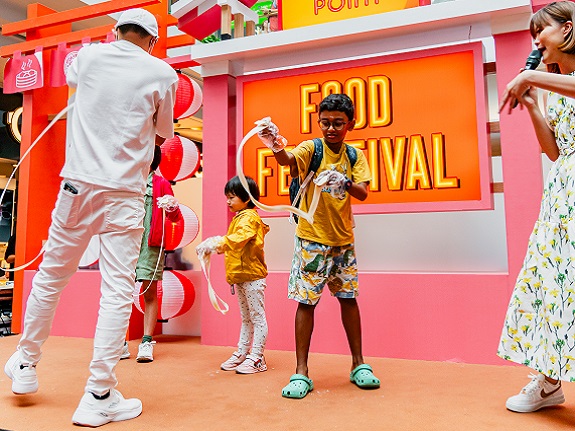 The “Dancing Noodle” man shares his
noodle-pulling skills with the next generation.
