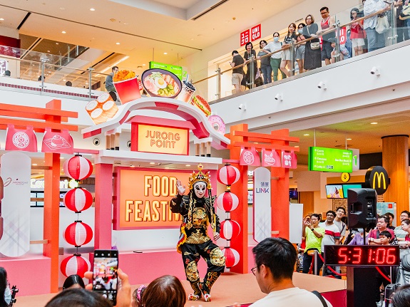 The audience is kept on their toes by the dramatic performance of the traditional Chinese
mask-changer.
