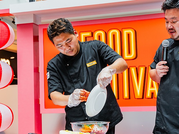 The kimchi-making demonstration encourages gourmands
in the crowd to make their own kimchi at home.
