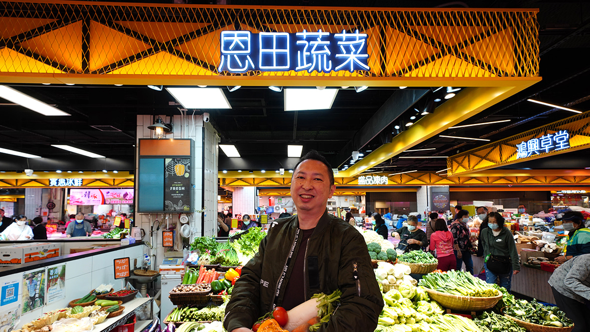 With the increasing demand for healthy food, local organic agriculture has emerged in recent years. A vegetable stall that mainly deals in local vegetables has also taken advantage of the trend. In just two years, the stall started a location in Tseung Kwan O and expanded to two outlets, with the aim of promoting local organic agriculture.