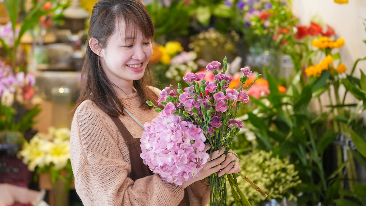 Valentine’s Day is just around the corner! Are you giving or receiving flowers? Anna, who owns Flower Land, at Tin Yiu Plaza in Tin Shui Wai, hopes that her flowers can both bring joy to people and also be a way for them to stay in touch with loved ones.