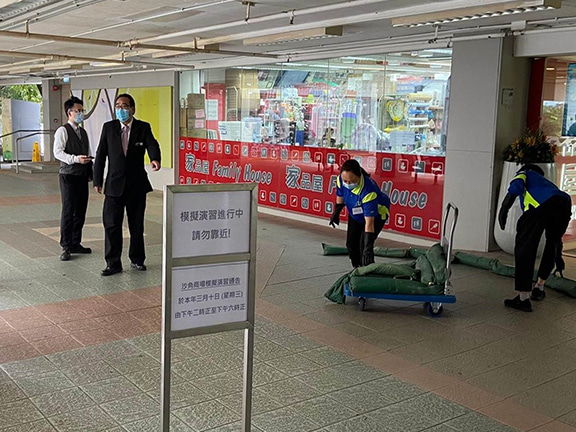 除了善用科技，領展每年亦會為前線員工安排培訓及風暴演習，提醒前線員工在颱風時加固標示牌、清除不牢固物品，以及定時清理排水渠以免淤塞等，為颱風季節做好準備。