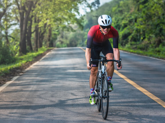 踩单车对膝盖的负担较少，比较适合没有运动习惯的人士。