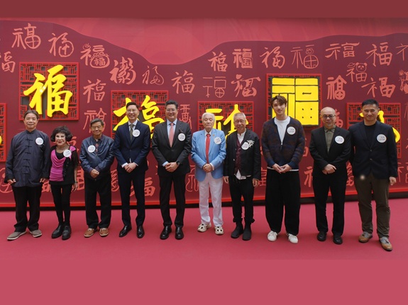 领展早前为《福墙》举行揭幕仪式，多位有份参与创作的嘉宾亲临出席，包括黄大仙民政事务专员胡钜华(左四)、啬色园黄大仙祠监院李耀辉 (义觉) 道长(右五)、着名设计师靳埭强博士(右四)、着名音乐填词人郑国江(左三)、剑击运动员蔡俊彦(右三)、演艺界人士黄夏蕙(左二)、书法名家区大为(右二)、及水墨艺术家何百里(左)与黄家伟(右)。