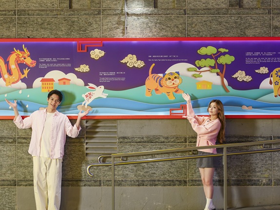 “十二生肖插画墙”呼应黄大仙中心“文化传承”的定位，通过当代卡通插画风格呈现十二生肖动物，提供老少咸宜的视觉叙事体验。