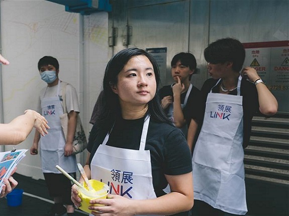 在這次三聖商場的壁畫創作中，插畫家李美欣巧妙地將三聖的文化元素與她個人獨特的藝術風格融合在一起。