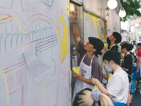 HKDI students contribute their creative touch to enliven Sam Shing’s evolving streetscape.