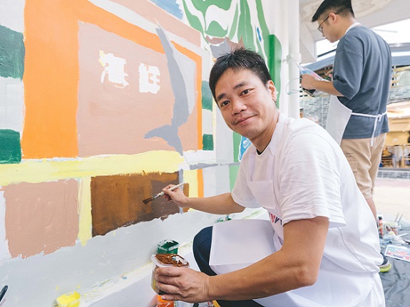 香港知專設計學院（HKDI）的課程主任王文浩表示，此次與領展和插畫家Messy Desk的合作，為學院學生提供了一個將所學知識應用於實踐的寶貴機會。