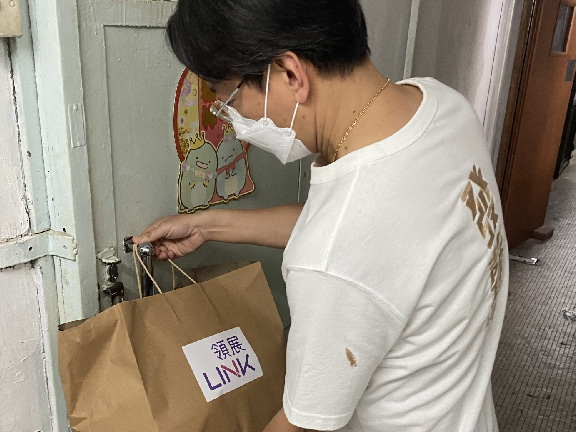 樂富居民聯會為確診新冠病毒的家庭送上領展預備的「食物福袋」。