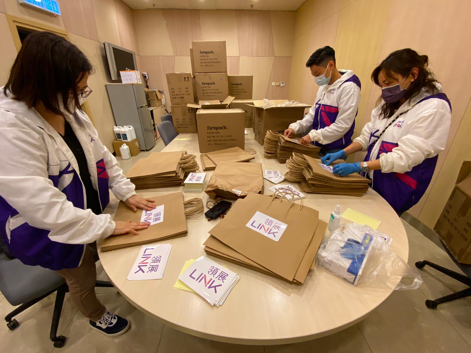 領展約20名員工輪流協助製作「食物福袋」，在「疫」境下向需要家居隔離的家庭及「雙老家庭」傳遞溫暖。
