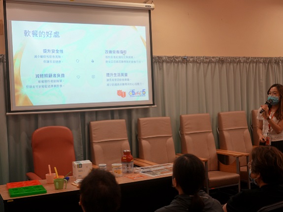 长者出席讲座后，加深了对软餐的认识。