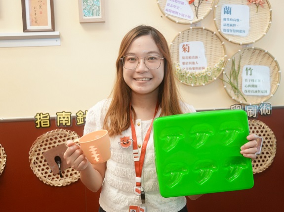 Holding a green soft meal mould, Poon Suk-ping encourages seniors and their carers to acquire practical skills for preparing soft meals at home.