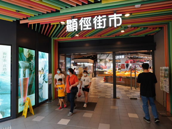 2020年1月翻新後重開的顯徑街市，增設全新室內美食街，提供多款特色美食。