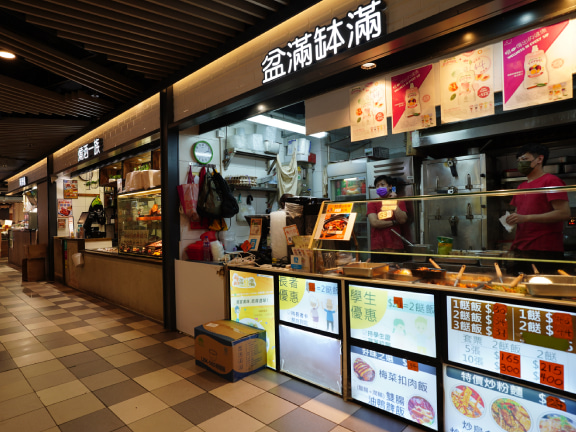 2020年1月翻新後重開的顯徑街市，增設全新室內美食街，提供多款特色美食。