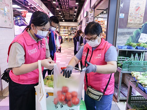 At Nam Cheong Place Market, Chan Wing-yin joins other volunteers to collect surplus fresh fruits and vegetables from grocers.