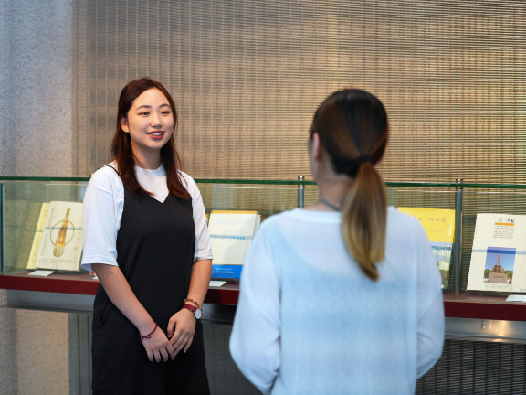 穎妍在香港中文大學文物館當導賞員大使，認識有關文物書畫的專業知識和磨練更多人際溝通的技巧。