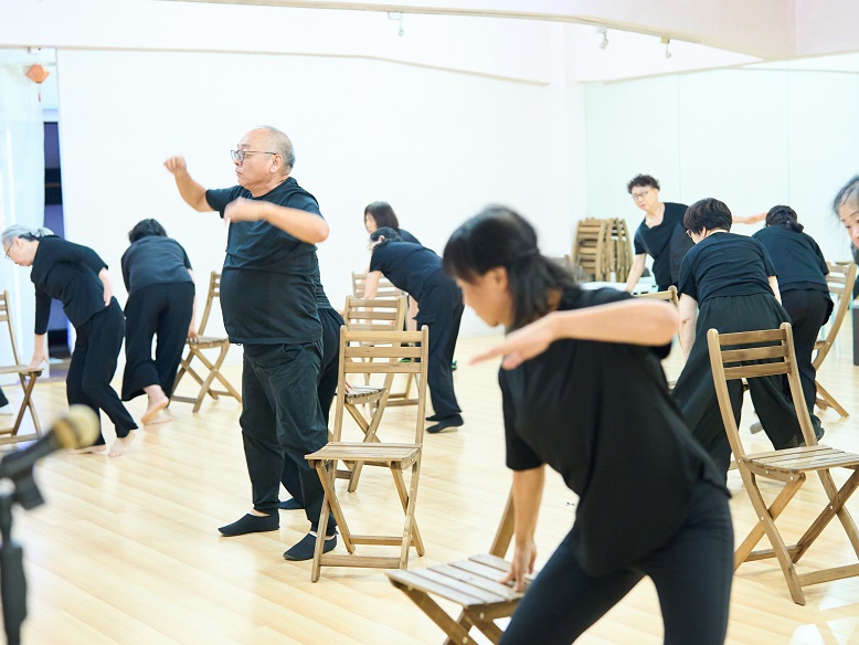 金齡演員排練期間相互配合，態度一絲不苟。