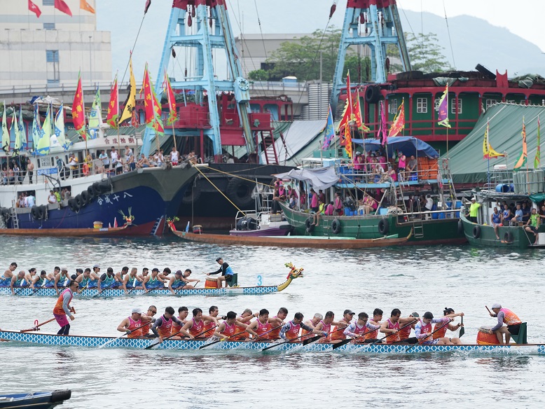 Drummers at the bow beat the drums vigorously, while the crews paddle with all their might, striving for victory.