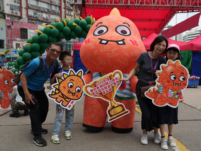 街坊們與東區吉祥物「東東」合照留念。