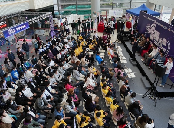 To promote drone racing as a community sport, the Wong Tai Sin District Child Development Fund project of the East Kowloon District Residents' Committee had, with the support from Hong Kong Drone Sports Association, organised the “Flying with Tai Sin: Wong Tai Sin Drone Sports For All Scheme”. The “Inter-School Drone Sprint” and awards ceremony was held on 26 February in Lok Fu Place.