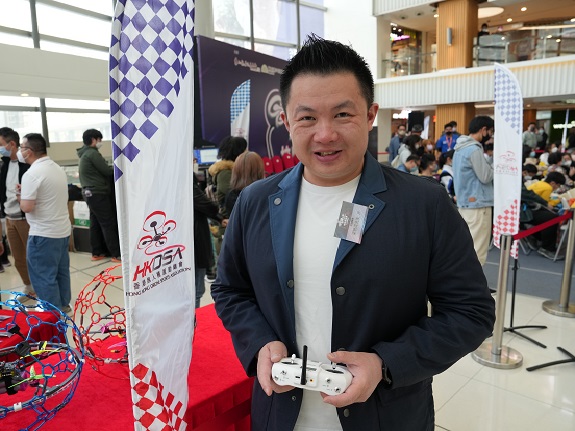 立法会议员梁毓伟说，无人机是STEM教育重要元素之一，于社区商场举办无人机竞速比赛，可让学生在学习过程中得到成就感。