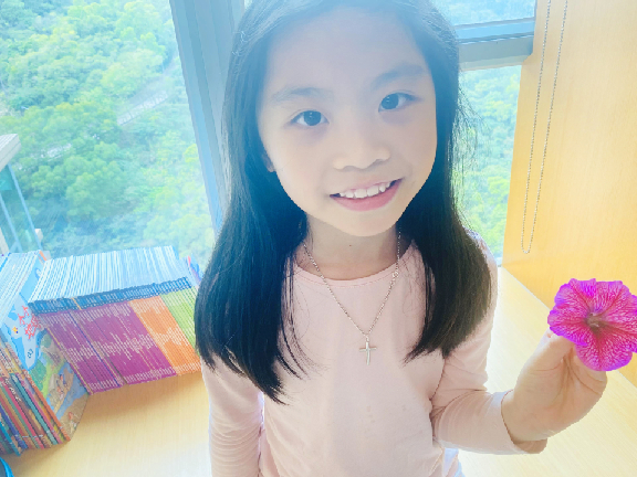 年僅7歲的Olivia從小對科學、大自然及植物特別感興趣，尤其喜歡仔細觀察不同品種的植物。