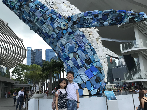 僅7歲的Olivia憑著過往旅遊經歷，想到利用樽蓋及塑膠廢料砌成美麗的壁畫。