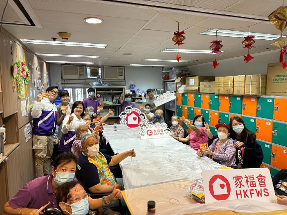 The elderlies were delighted to receive the meal coupons. Many of them do not cook, so having the coupons allow them to dine at the restaurant nearby, said Teresa of The Hong Kong Family Welfare Society.