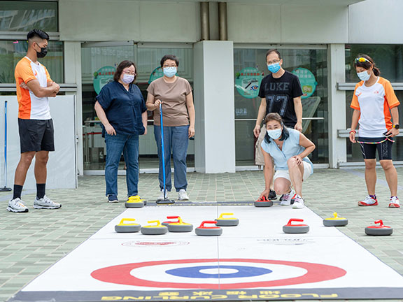  From 19 June to 18 July, professional coaches will explain the basic rules and skills of Mölkky on-site during weekends and public holidays in Lok Fu Place