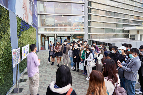 Link staff explained to the students the sustainable measures adopted in the Lok Fu Place.