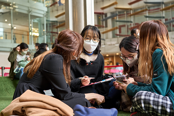 After the field trip, the students discussed in the outdoor square of Lok Fu Place.