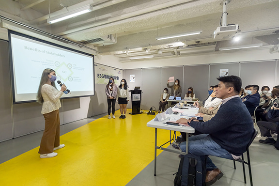 Students spared no effort in presenting their ESG solutions.