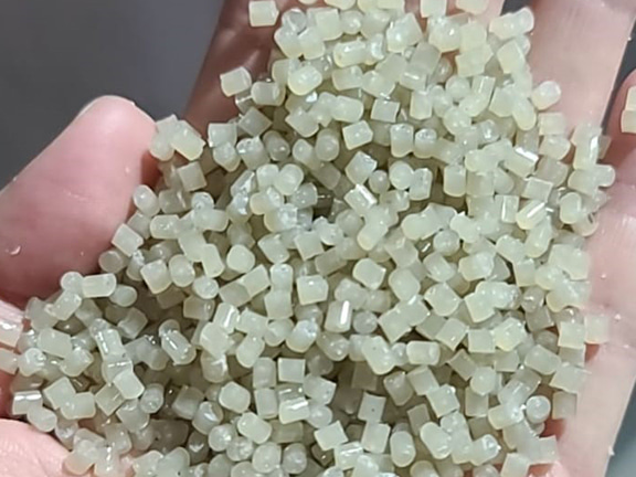 發泡膠箱壓縮成發泡膠條後，再加工成再生塑膠粒原材料，可出口予製造廠用作製成電器外殼、配件、建材用的塑膠產品或防護包裝等。