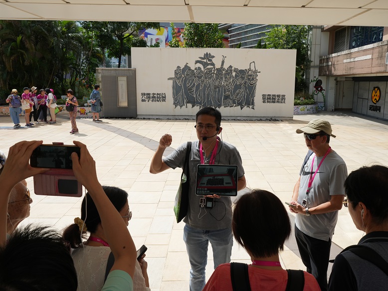 Link and Walk in Hong Kong hosted a guided tour of Lok Fu Estate, which included a visit to the “Eight Immortals” mural in the Zone A podium garden in Lok Fu Place.