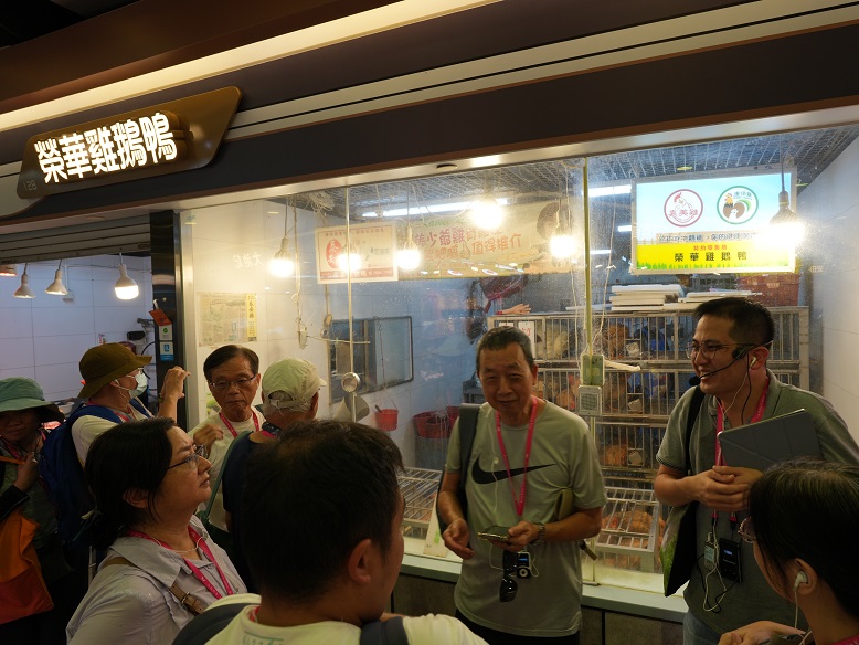 One of Lok Fu Market’s unique features is an increasingly rare live poultry stall that adopts a “human-poultry separation” setup.